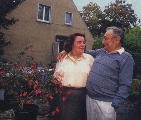 Thürk mit seiner Ehefrau Renate vor dem gemeinsamen Haus in Weimar